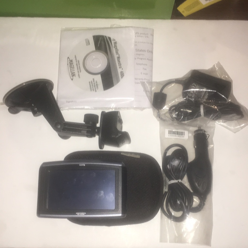 MAGELLAN MAESTRO 4000 PORTABLE GPS AUTO NAVIGATION COMPLETE IN BOX.